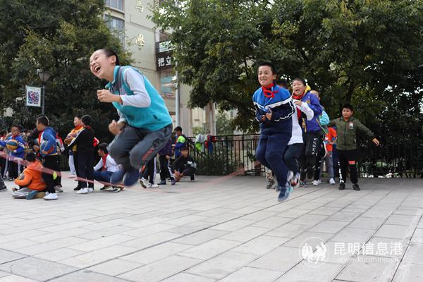 图二 课间操正在跳绳的同学们_副本 图二 课间操正在跳绳的同学们_副本