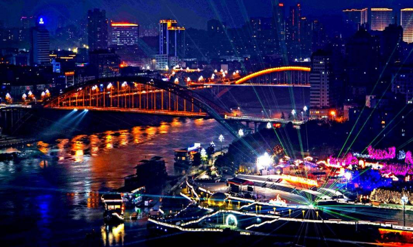 宜宾国际马拉松是全国唯一城市夜景马拉松赛事。（资料图）