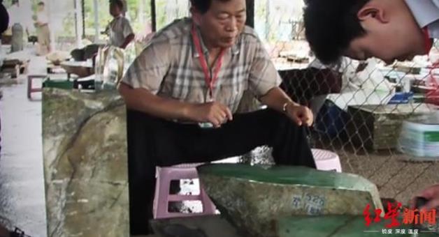 ▲赵兴龙在看翡翠原石（图据东方金钰官网宣传视频）