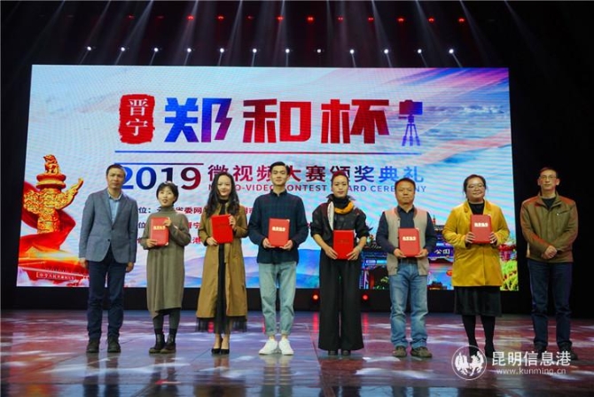 一、二、三等奖作品作者接受现场颁奖