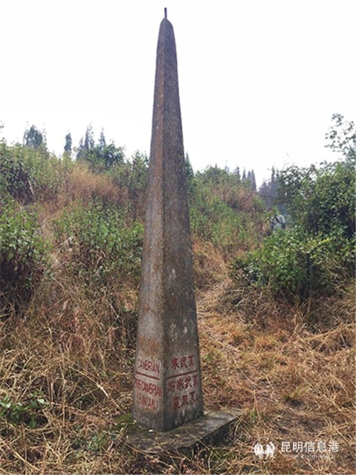 “前寒武系(震旦系)——寒武系”的地层分界线石碑。记者孙红亮摄 “前寒武系(震旦系)——寒武系”的地层分界线石碑。记者孙红亮摄