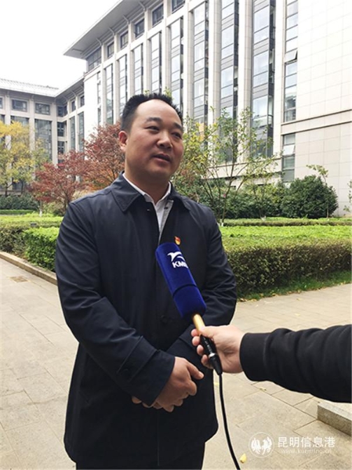 昆明市统计局党组书记欧明锋接受采访。记者孙红亮摄 昆明市统计局党组书记欧明锋接受采访。记者孙红亮摄