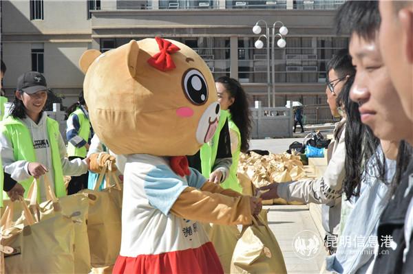 “易班熊”为获资助学生送上爱心毛毯