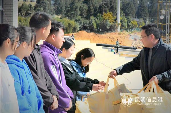 该校学生工作部部长李勤文为获得资助学生送上爱心毛毯