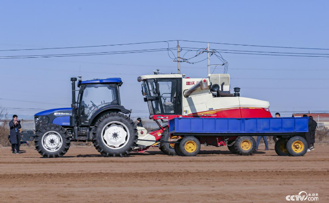 无人驾驶收割机与无人驾驶卸粮车联合作业