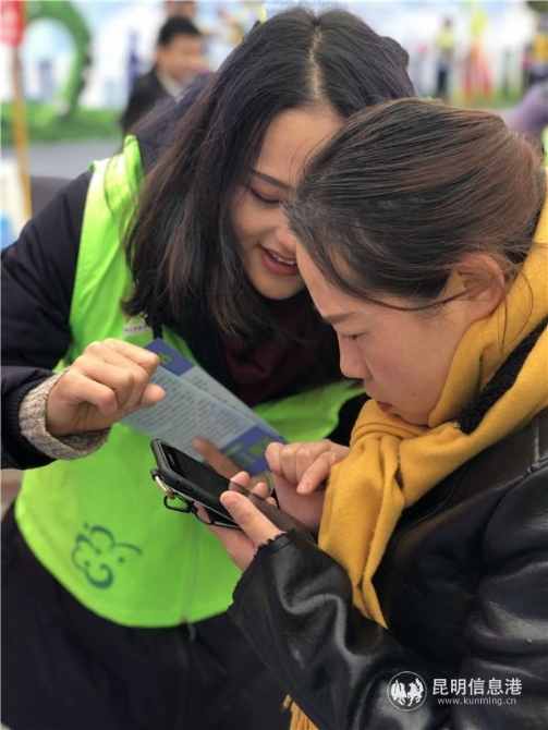 志愿者现场使用“益米”进行兑换 志愿者现场使用“益米”进行兑换