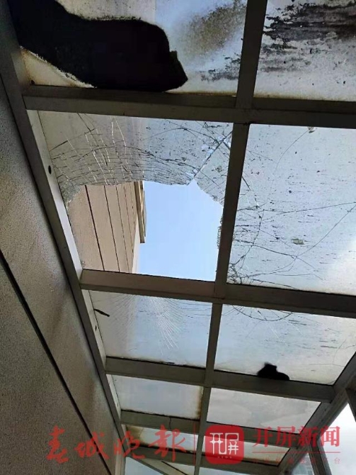 昆明一小男孩从7楼家中坠落