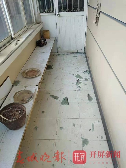 昆明一小男孩从7楼家中坠落