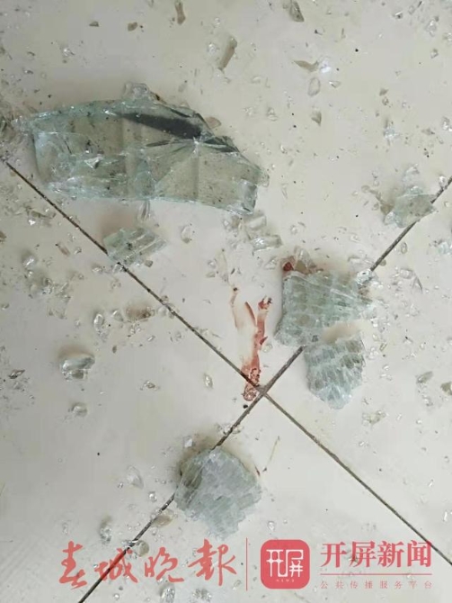 昆明一小男孩从7楼家中坠落