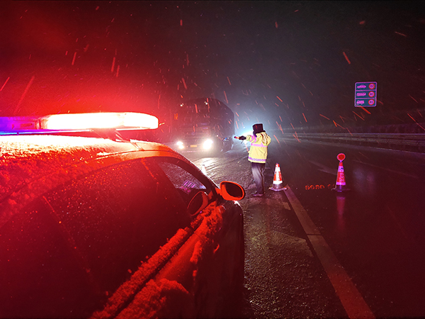 云南：冰天雪地里的那一抹警服蓝成为最美的“警”色