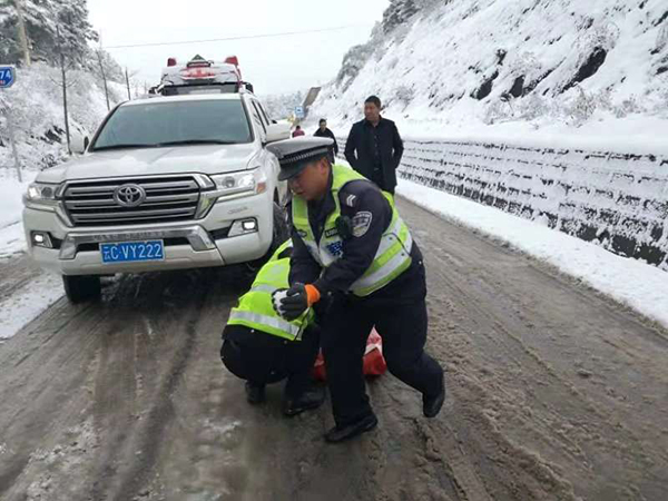 云南：冰天雪地里的那一抹警服蓝成为最美的“警”色