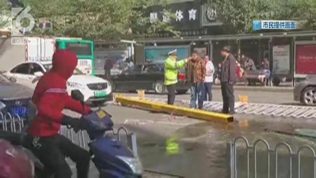 公交车被限高绳绊住