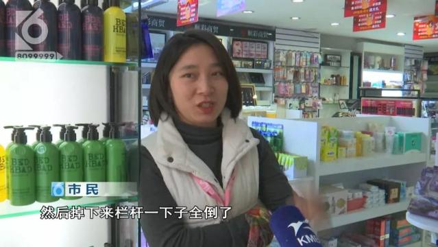 公交车被限高绳绊住