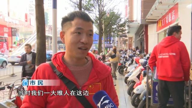 公交车被限高绳绊住
