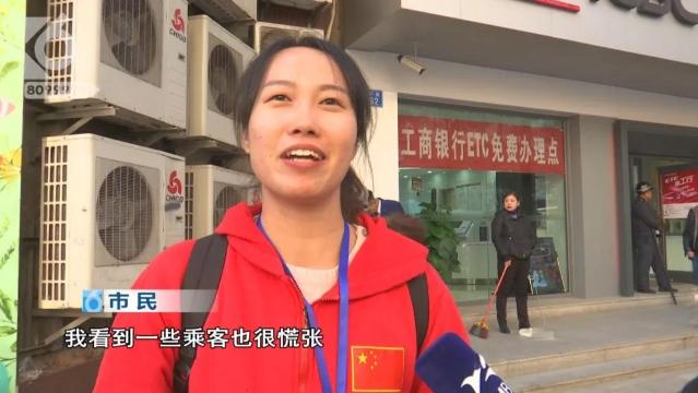 公交车被限高绳绊住