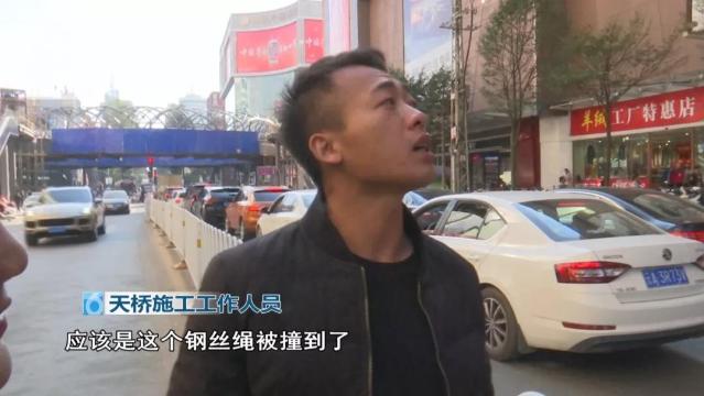 公交车被限高绳绊住