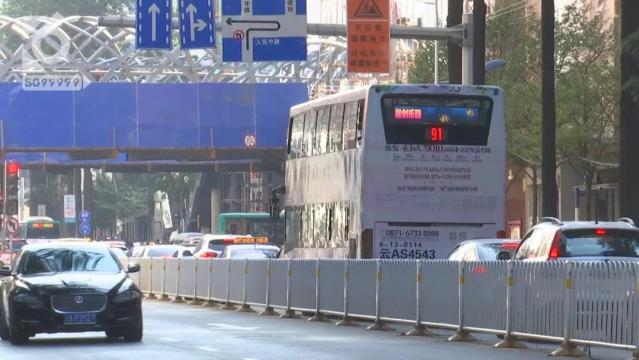 公交车被限高绳绊住