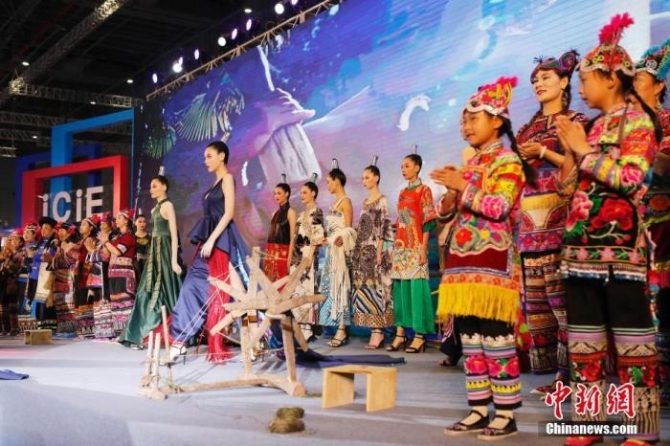 资料图：11月21日，第二届长三角国际文化产业博览会在上海国家会展中心开幕。图为“丝路云裳·七彩云南民族赛装文化节”主题秀亮相会场，吸引了参观者的目光。<a target='_blank' href='http://www.chinanews.com/'>中新社</a>记者 殷立勤 摄