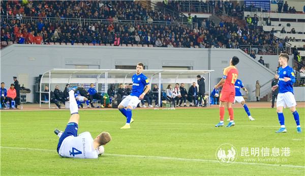 中国队射门被扑 记者徐毅杰摄