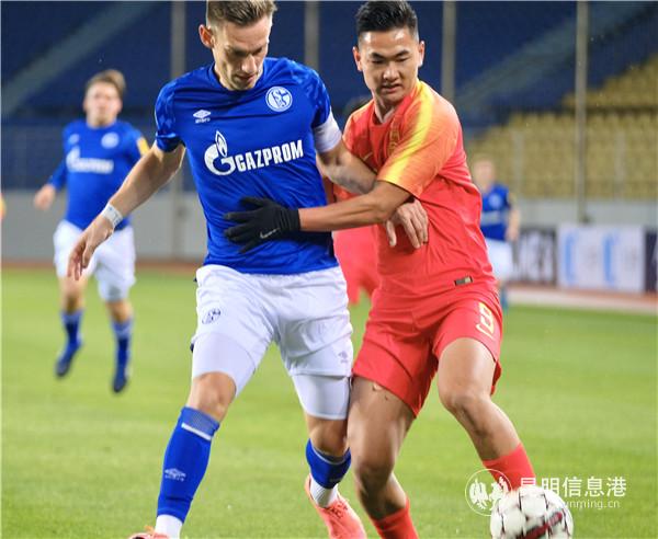 积极拼抢 记者徐毅杰摄