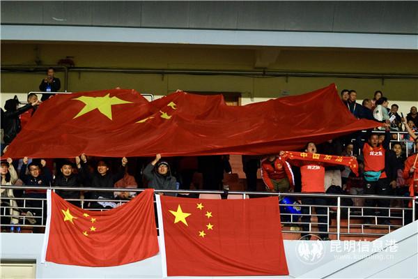 球迷为中国队呐喊加油