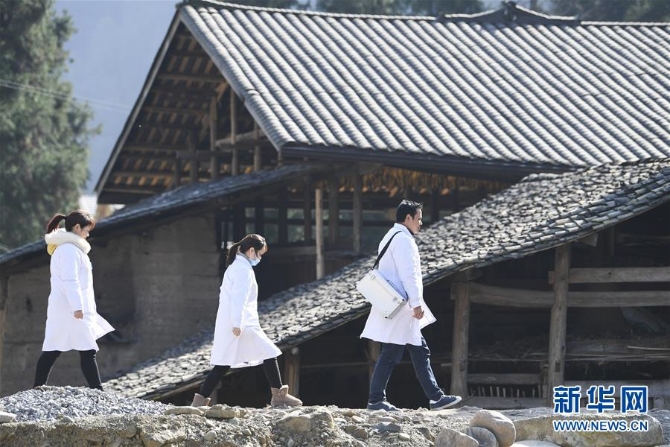 (在习近平新时代中国特色社会主义思想指引下——新时代新作为新篇章·总书记关切高质量发展·图文互动)(3)翻过“贫困”山,通向“幸福”站——脱贫攻坚“歼灭战”里的小故事