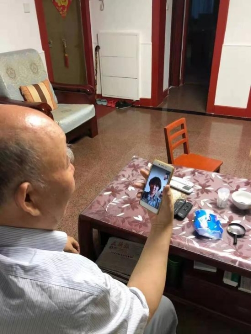 今年11月15日,爷爷刘水信在河南老家与孙女刘郑伊视频聊天。