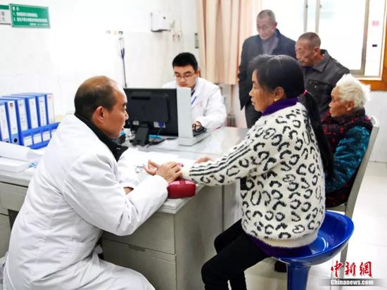 郭卫与儿子郭兴隆一起坐诊