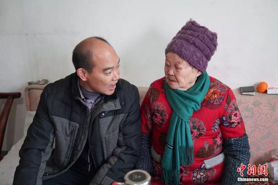 郭卫与80多岁的母亲马洪益在一起，马洪益也曾在村里担任妇幼医生，接生过100多个婴儿