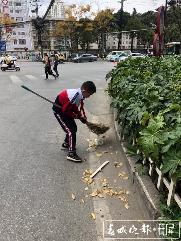 10岁男孩每天放学后清扫接到 他要陪环卫工奶奶一起回家 (3).jpg