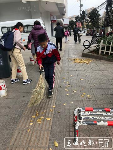 10岁男孩每天放学后清扫接到 他要陪环卫工奶奶一起回家.jpg