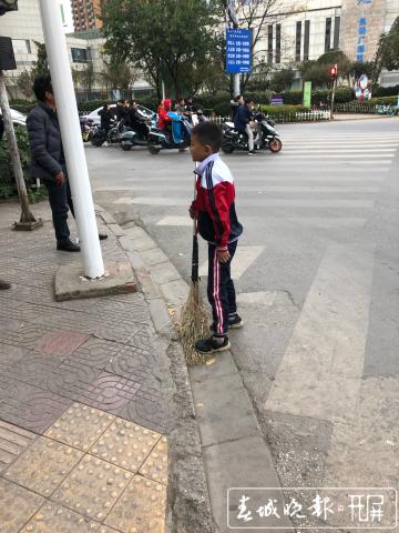 10岁男孩每天放学后清扫接到 他要陪环卫工奶奶一起回家 (4).jpg
