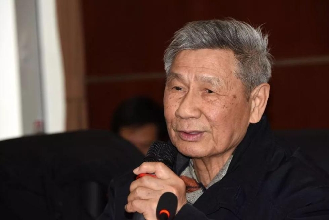 曾庆存院士接受集体采访,回答媒体提问。