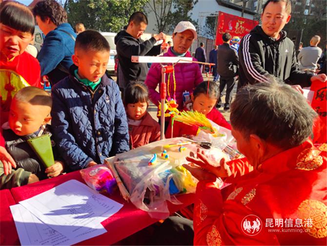 非遗传承人现场捏面人