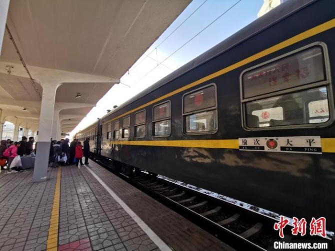 这趟从山西晋中榆次开往沁县大平的8171次列车,是山西境内车厢最少、运速最慢、停站最多的“三最”绿皮车。 杨杰英 摄 点击进入下一页