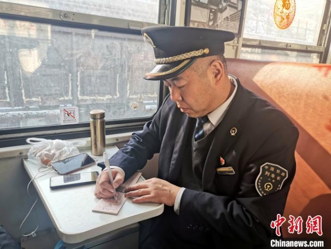 列车长任学锋在这趟列车上已经工作了13年。 杨杰英 摄 点击进入下一页