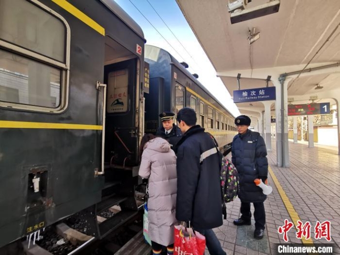 8171/2次列车只有三节车厢,运行198公里,大大小小21个车站。 杨杰英 摄 点击进入下一页