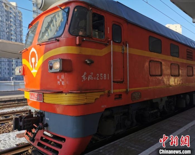 8171/2次列车只有三节车厢。 杨杰英 摄 点击进入下一页