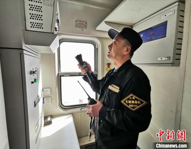 车辆乘务长樊玉锁负责车辆运行前的整备和运行中的安全。 杨杰英 摄 点击进入下一页