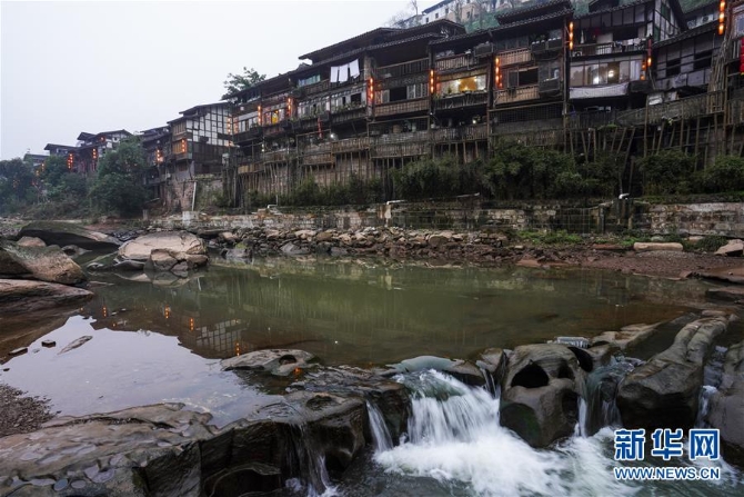 (新春走基层·图文互动)(12)古镇老街品年味 千米长宴忆乡愁——重庆一座千年古镇“新生记”