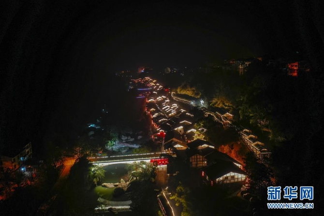 (新春走基层·图文互动)(13)古镇老街品年味 千米长宴忆乡愁——重庆一座千年古镇“新生记”