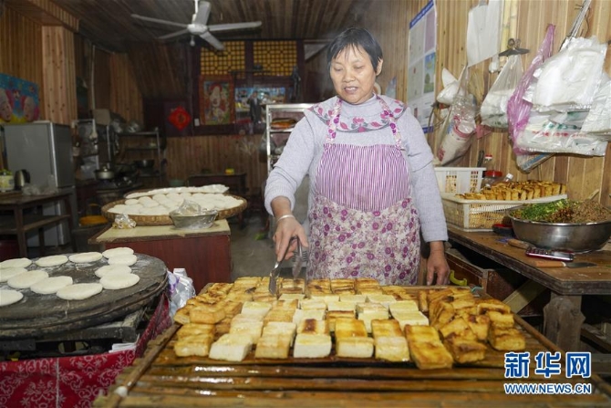 (新春走基层·图文互动)(5)古镇老街品年味 千米长宴忆乡愁——重庆一座千年古镇“新生记”