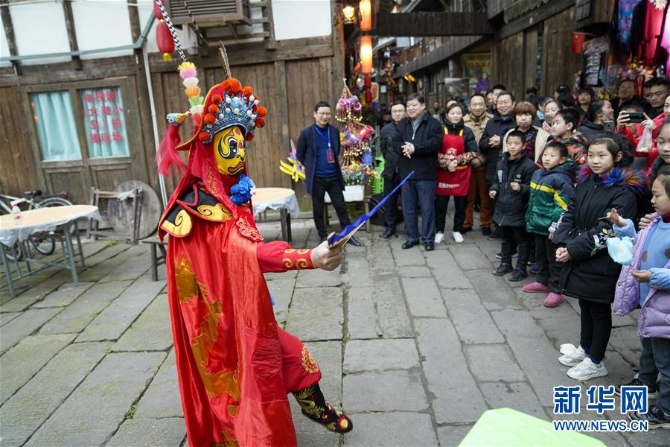 (新春走基层·图文互动)(11)古镇老街品年味 千米长宴忆乡愁——重庆一座千年古镇“新生记”