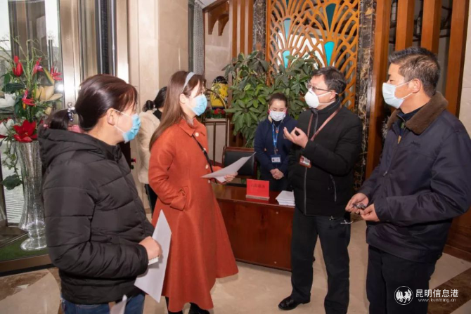 向滞留旅客耐心讲解