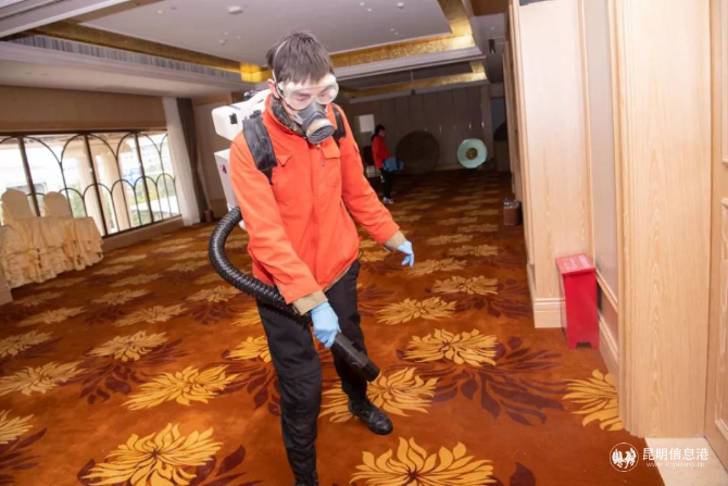 专业人员对酒店进行全面消毒