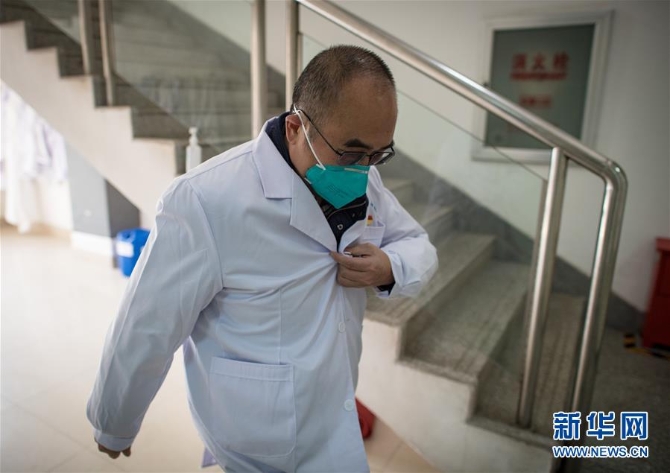 (新华全媒头条·聚焦疫情防控·图文互动)(1)拼渐冻生命 与疫魔竞速——记疫情“风暴眼”中武汉金银潭医院院长张定宇