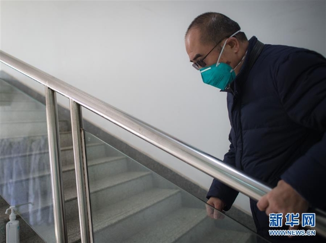 (新华全媒头条·聚焦疫情防控·图文互动)(11)拼渐冻生命 与疫魔竞速——记疫情“风暴眼”中武汉金银潭医院院长张定宇