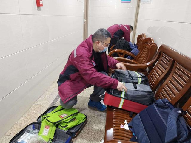 医院里的温暖“大白”:疫情面前,医患都是生死之交