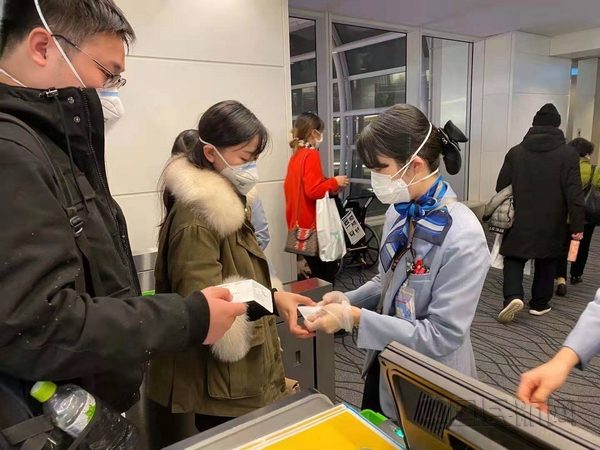 nEO_IMG_旅客在羽田机场登机-春秋供图