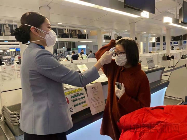 nEO_IMG_搭乘春秋包机航班的旅客在登机前接受测温-春秋供图